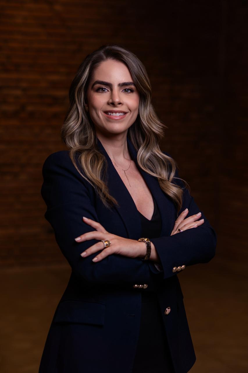 Dra. Cris Dini — Advogada responsável pelo escritório Dini Advogados